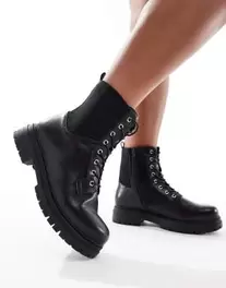 Yours lace up chunky ankle boots in black kínálat, 72,99 Ft a ASOS -ben