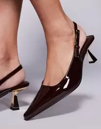 Simmi London June pointed slingbackkitten heels in brown patent kínálat, 43,99 Ft a ASOS -ben