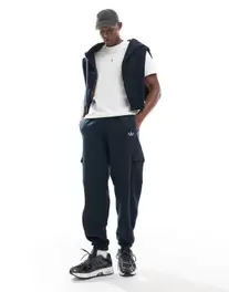 Adidas Originals basketball cargo trouser in navy kínálat, 45 Ft a ASOS -ben